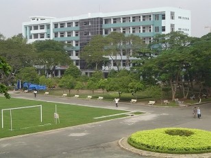 Sân trường HCMUT