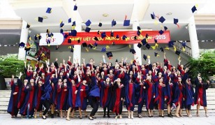 Các bạn sinh viên trong lễ tốt nghiệp