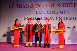 Lễ trao bằng tốt nghiệp của trường