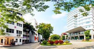 Sân trường rộng lớn và thoáng mát