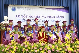 Lễ tốt nghiệp và trao bằng cử nhân