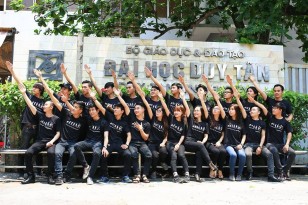 Các bạn sinh viên trong bộ ảnh kỉ yếu