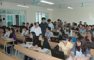 Lớp học rộng rãi được trang bị đầy đủ