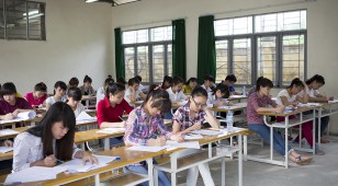 Lớp học rộng rãi được trang bị đầy đủ