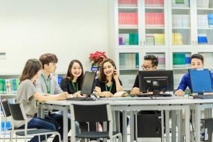 Các bạn sinh viên của trường