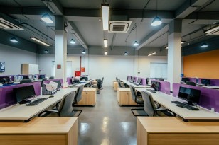 Lớp học rộng rãi được trang bị đầy đủ
