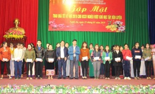 Cao đẳng sư phạm Nghệ An trao quà Tết