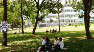 Sân trường rộng lớn và thoáng mát