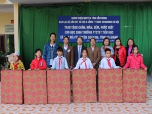 Cao đẳng Sư phạm Hà Giang trao qua cho các em có hoàn cảnh khó khăn