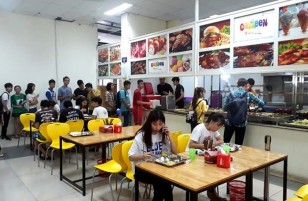 Canteen đông đúc là điểm dừng chân của các bạn sinh viên