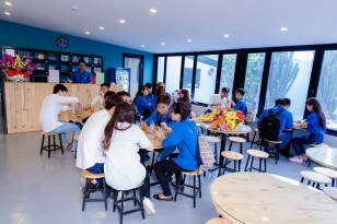 Canteen đông đúc là điểm dừng chân của các bạn sinh viên