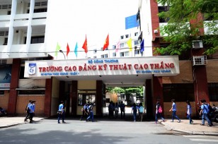 Cổng trường - CĐ kĩ thuật Cao Thắng