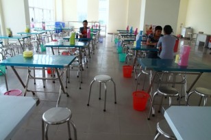 Canteen đông đúc là điểm dừng chân của các bạn sinh viên