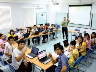 Lớp học rộng rãi được trang bị đầy đủ