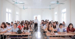 Lớp học rộng rãi được trang bị đầy đủ