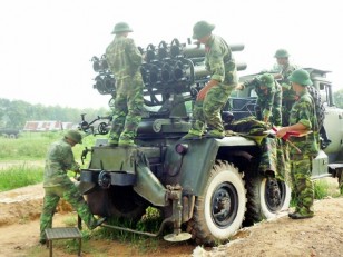 Các sĩ quan pháo binh tập luyện