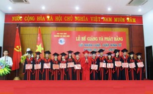 Lễ bế giảng và trao bằng cử nhân