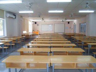 Lớp học rộng rãi được trang bị đầy đủ