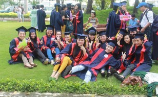 Các bạn sinh viên trong bộ ảnh kỉ yếu