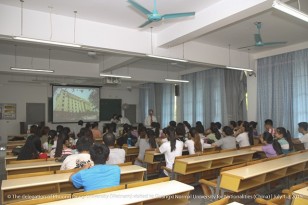 Lớp học rộng rãi được trang bị đầy đủ