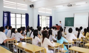 Lớp học rộng rãi được trang bị đầy đủ