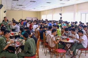 Canteen đông đúc là điểm dừng chân của các bạn sinh viên