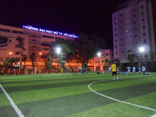 Sân bóng đá rộng lớn