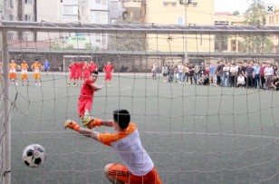 Sân bóng đá rộng lớn