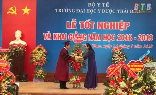 Lễ tốt nghiệp và trao bằng cử nhân