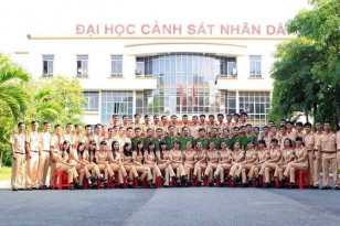Sinh viên và thầy cô trường Đại học Cảnh sát nhân dân