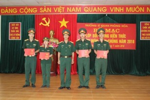 Sĩ quan phòng hóa nhận bằng khen