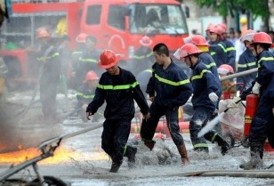 Các chiến sĩ Phòng cháy chữa cháy làm nhiệm vụ