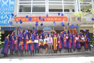Các bạn sinh viên trong lễ tốt nghiệp