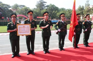 Trao bằng khen cho sinh viên Đại học Ngô Quyền